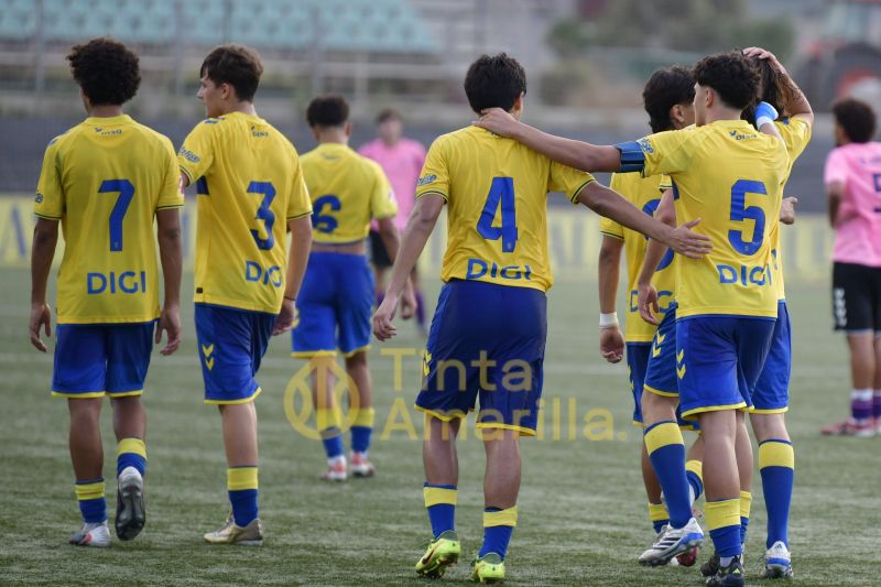 Fotos: El juvenil C de la UD supera al Longueras