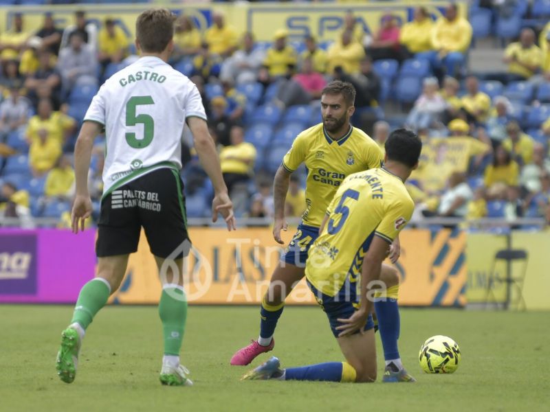 3-1: La UD anula al líder con goles, sangre y sacrificio 