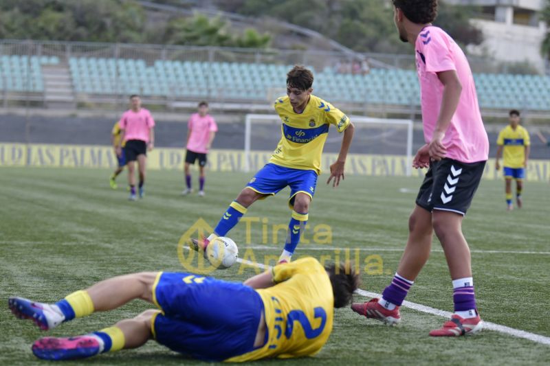 Fotos: El juvenil C de la UD supera al Longueras