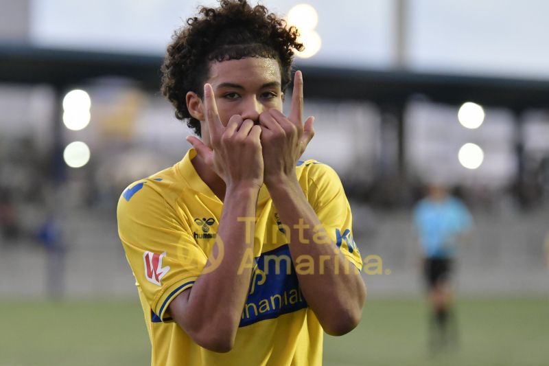 Fotos: El juvenil C de la UD supera al Longueras