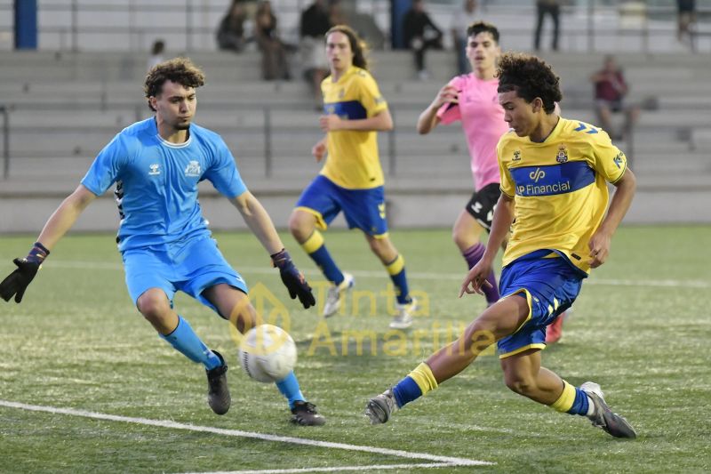 Fotos: El juvenil C de la UD supera al Longueras
