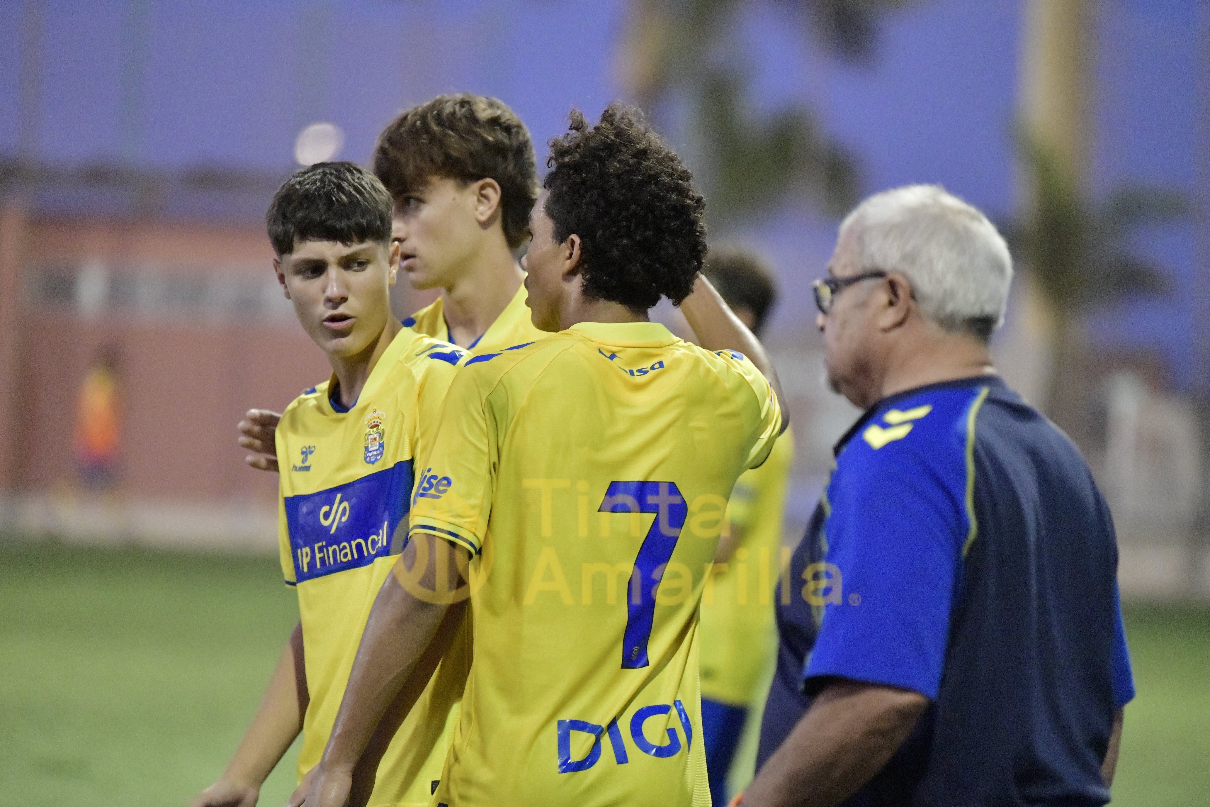 Fotos: El juvenil C de la UD supera al Longueras