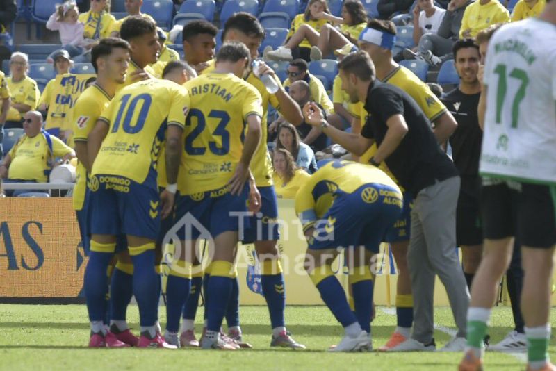 3-1: La UD anula al líder con goles, sangre y sacrificio 