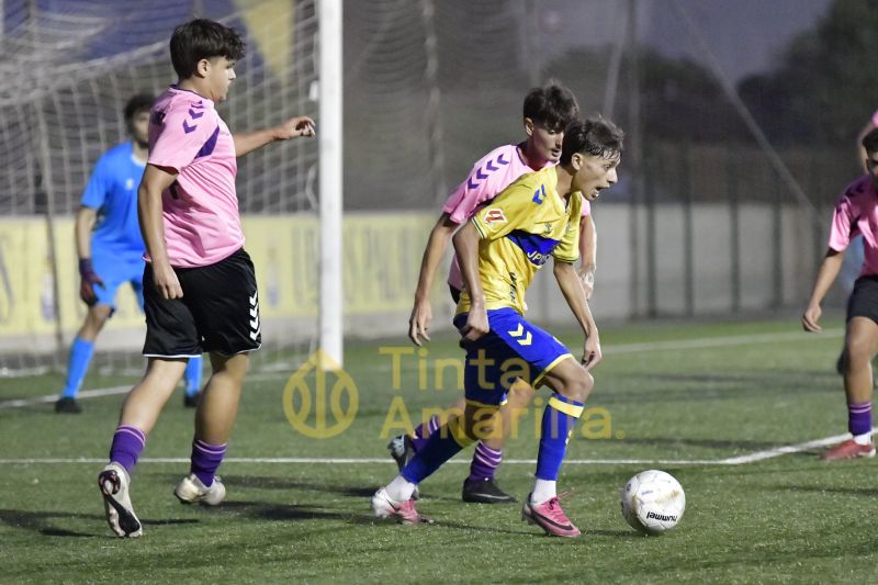 Fotos: El juvenil C de la UD supera al Longueras