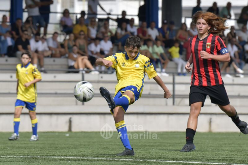 Fotos: El Infantil A se coloca líder en su debut liguero