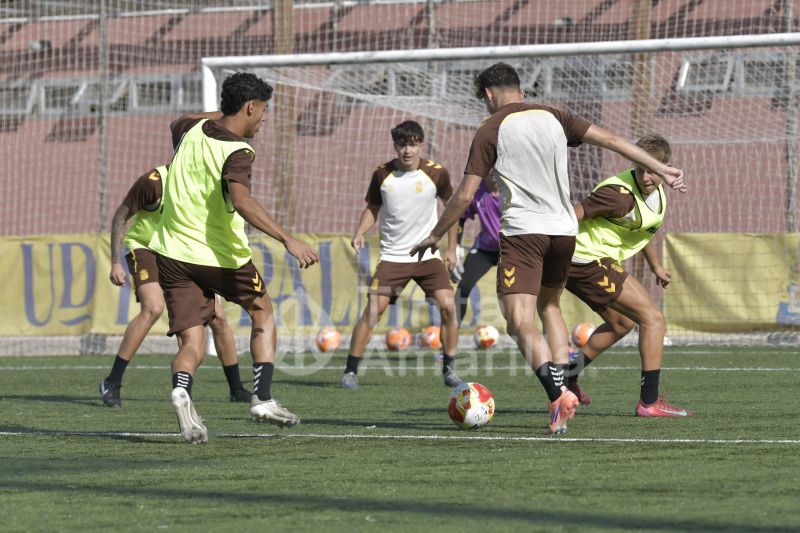 Fotos: Las Palmas C prepara su matinal sabatina con el Mensajero