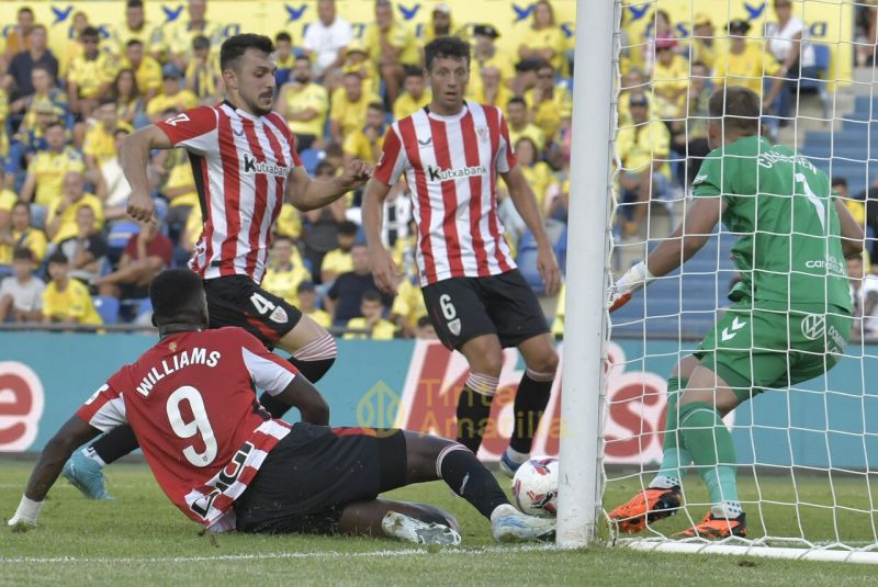 Tres atacan, cinco miran