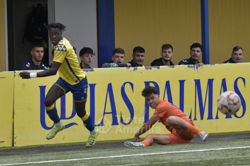 2-0: El filial trabaja duro para volver a la cúspide del grupo canario