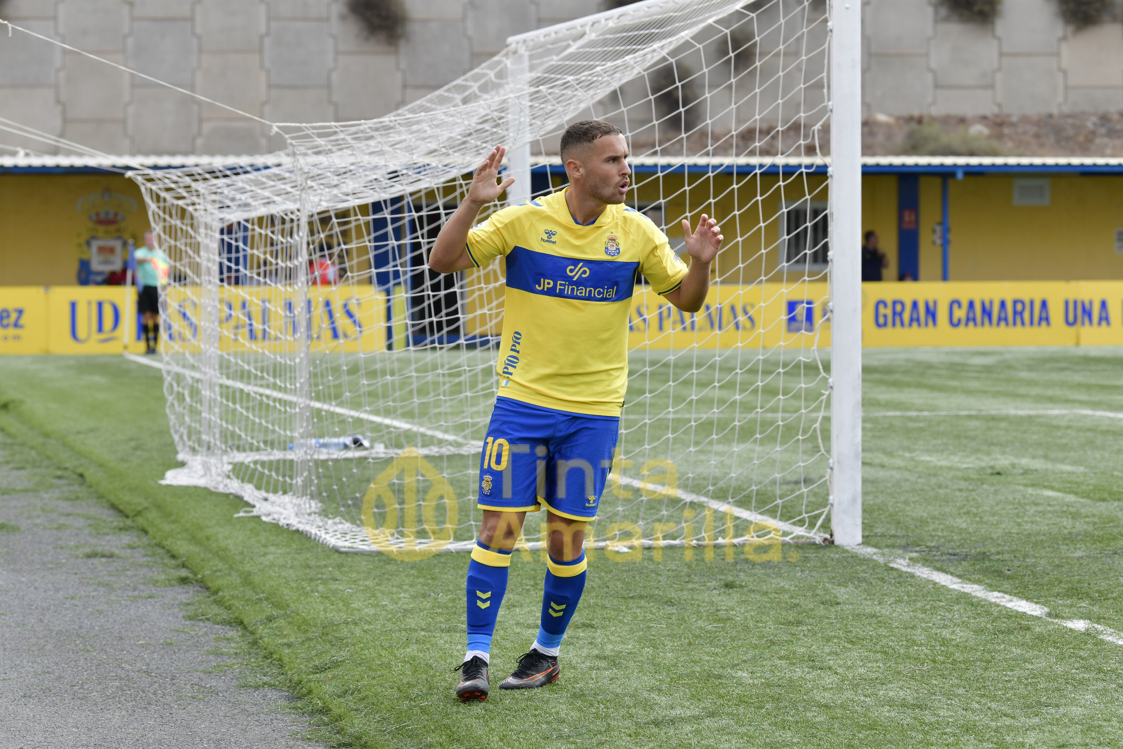 1-2: Las Palmas Atlético perdona y el Puente Genil castiga