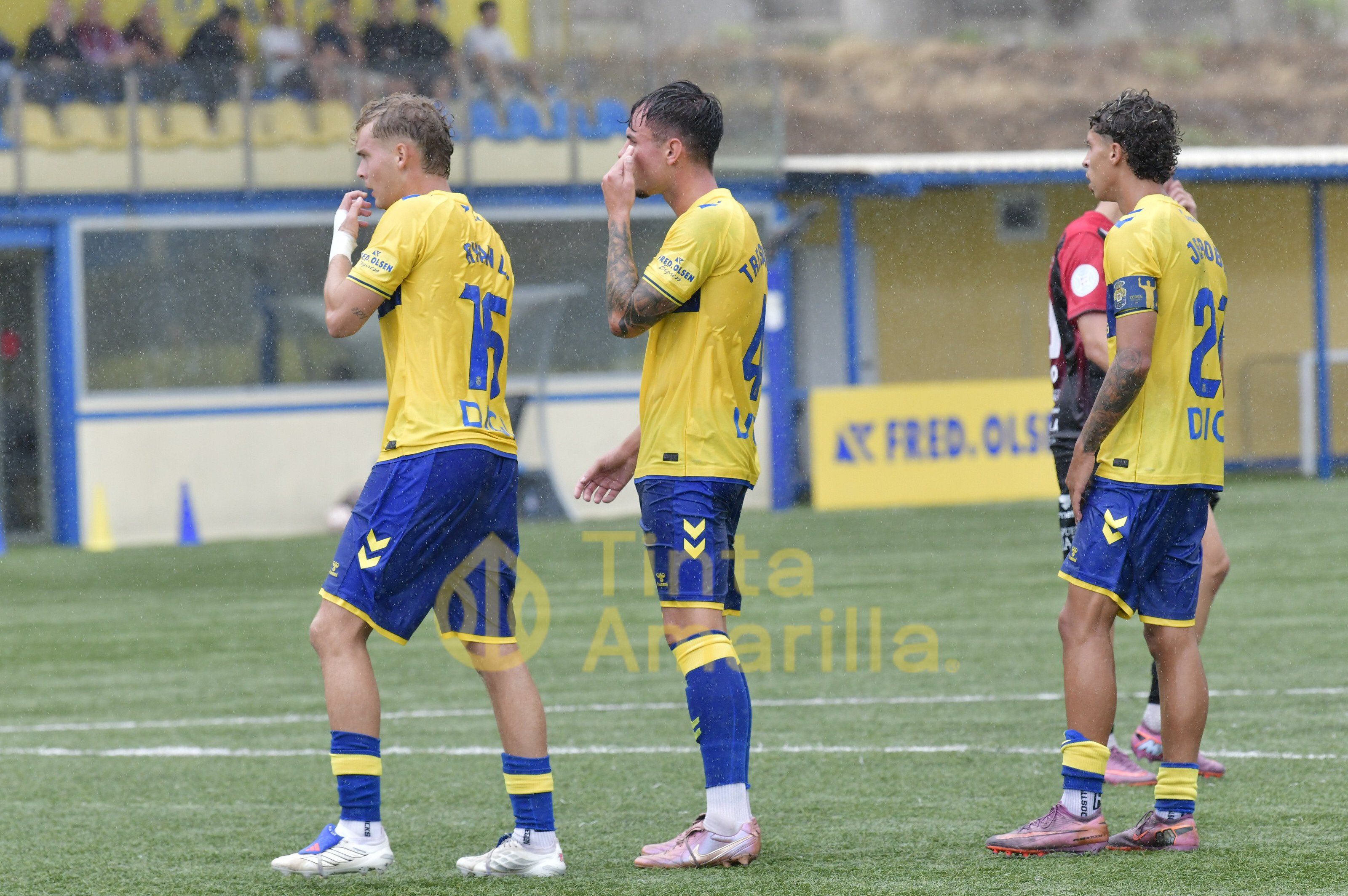 1-2: Las Palmas Atlético perdona y el Puente Genil castiga