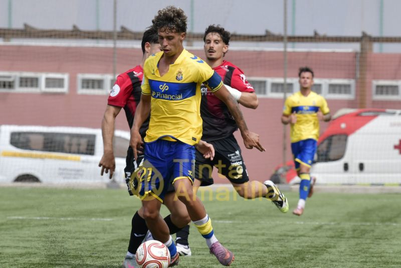 1-2: Las Palmas Atlético perdona y el Puente Genil castiga