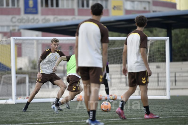Fotos: Las Palmas C se prepara para un domingo acalorado