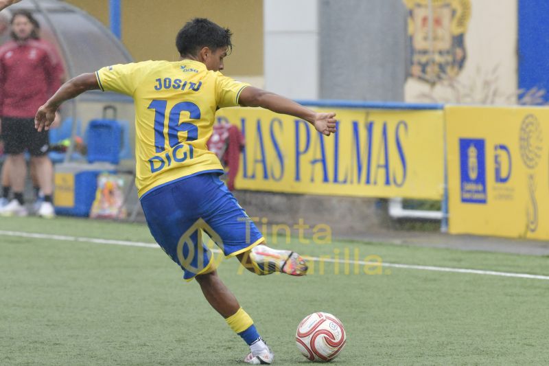1-2: Las Palmas Atlético perdona y el Puente Genil castiga
