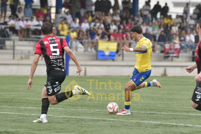 1-2: Las Palmas Atlético perdona y el Puente Genil castiga