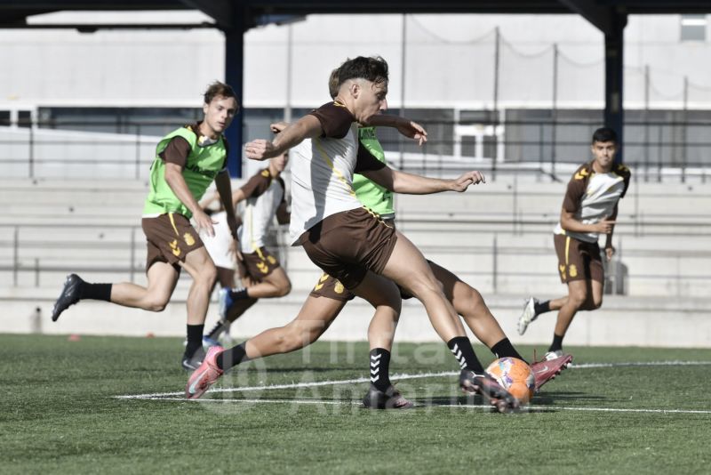 Fotos: Las Palmas C se prepara para un domingo acalorado