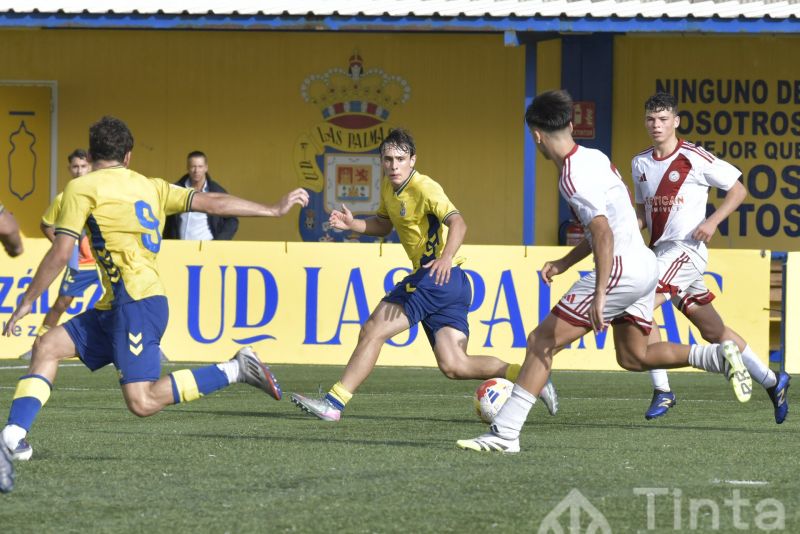 El juvenil de la UD vence y amplía a 5 puntos su renta sobre el Tenerife (3-0)