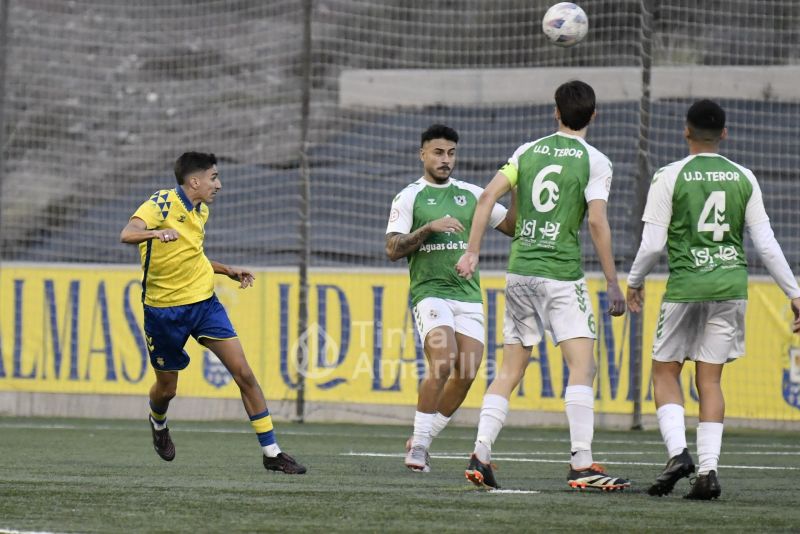 Fotos: Las Palmas C resuelve en media hora ante el Teror (4-0)