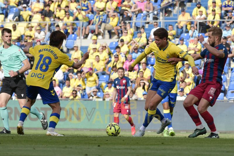 2-1: La UD remonta, sufre, gana y sigue cabalgando en el potro de la ilusión
