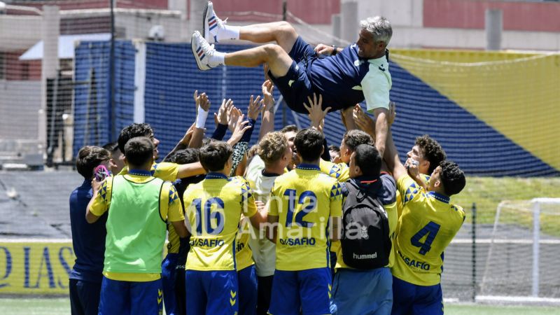 7-2: Las Palmas C da su último recital y en Telde lo celebran con un ascenso