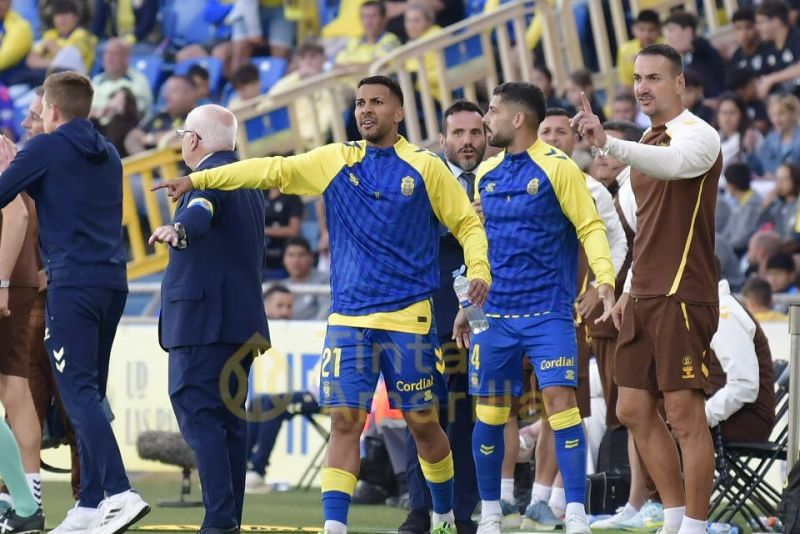 2-1: La UD remonta, sufre, gana y sigue cabalgando en el potro de la ilusión