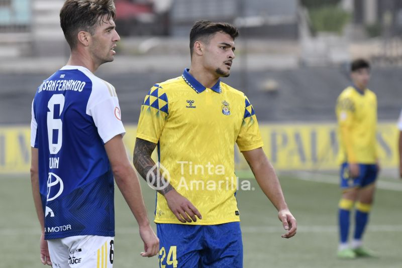 1-0: Carlos Navarro le da un zapatazo al San Fernando