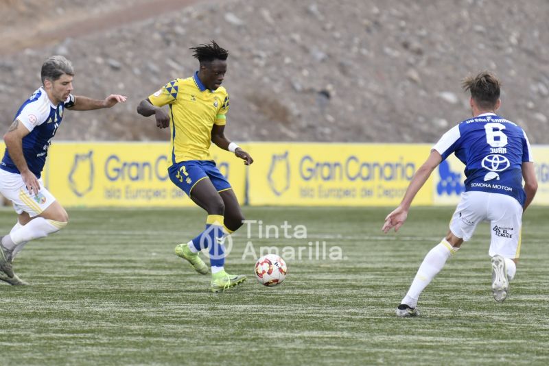 1-0: Carlos Navarro le da un zapatazo al San Fernando
