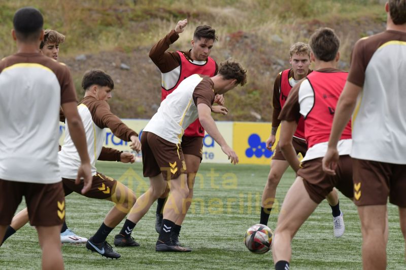 Fotos: Las Palmas C tiene a la vista el derbi de la capital en Tercera
