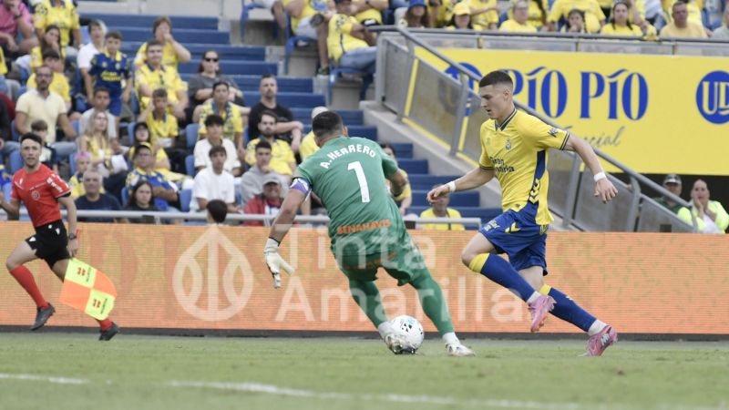 0-1: La UD no halla la salida al laberinto que fabricó el Málaga y el VAR