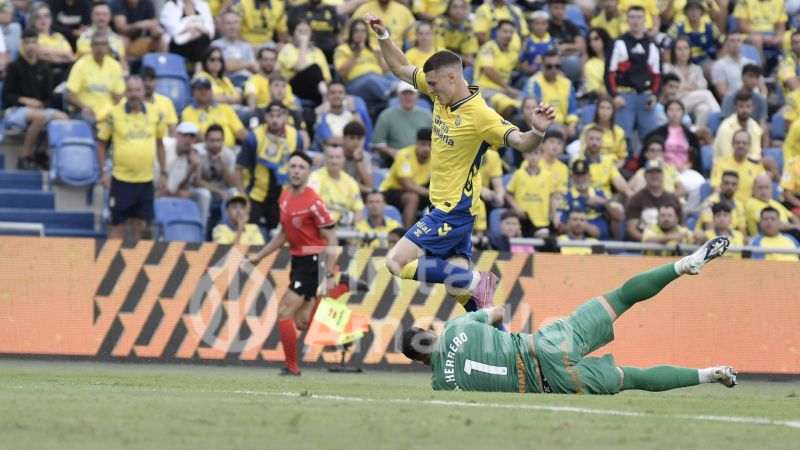 0-1: La UD no halla la salida al laberinto que fabricó el Málaga y el VAR