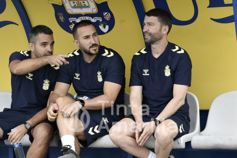 Fotos: La UD Las Palmas protege su liderato con goleada (7-0)