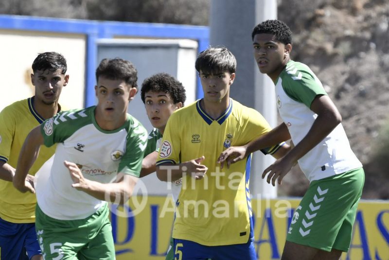 Fotos: La UD Las Palmas protege su liderato con goleada (7-0)