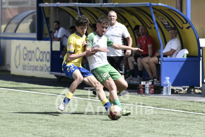 Fotos: La UD Las Palmas protege su liderato con goleada (7-0)