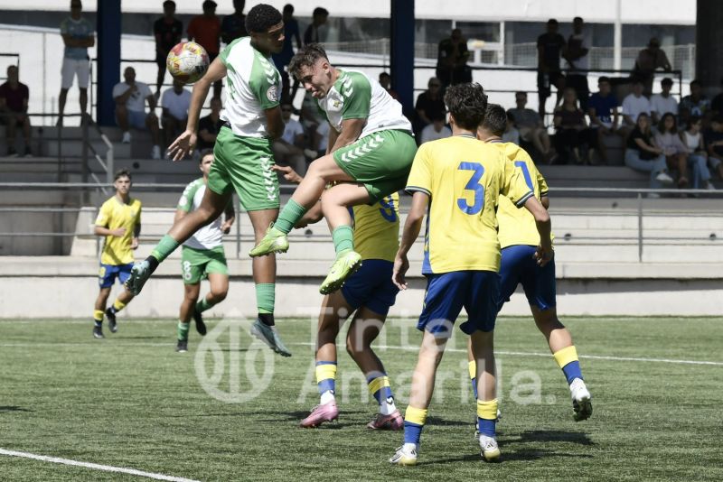Fotos: La UD Las Palmas protege su liderato con goleada (7-0)