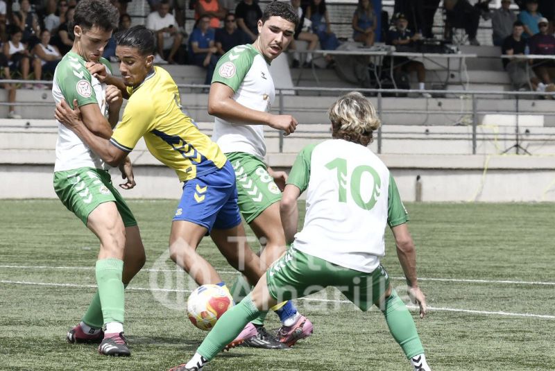 Fotos: La UD Las Palmas protege su liderato con goleada (7-0)