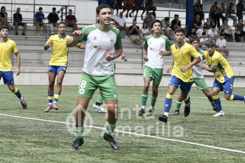 Fotos: La UD Las Palmas protege su liderato con goleada (7-0)