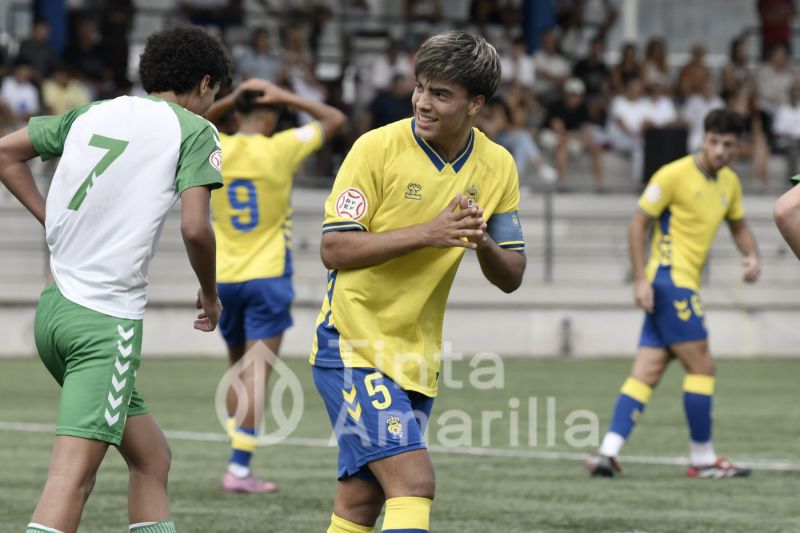 Fotos: La UD Las Palmas protege su liderato con goleada (7-0)