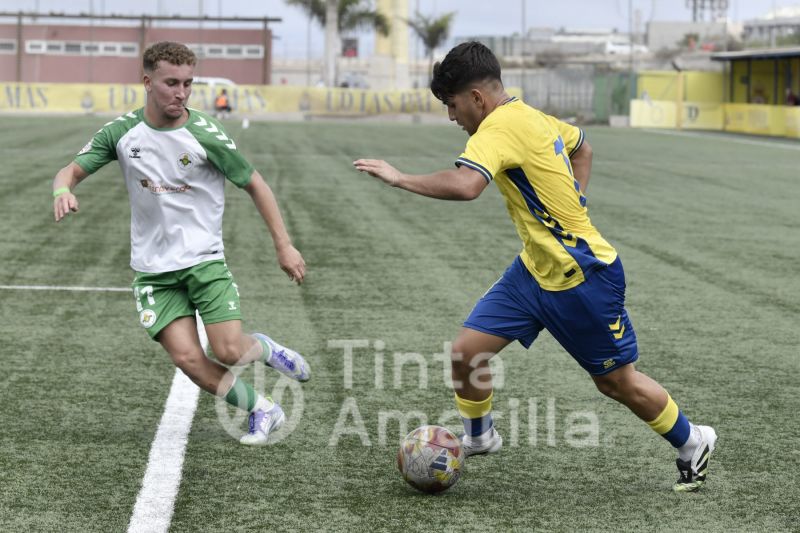 Fotos: La UD Las Palmas protege su liderato con goleada (7-0)