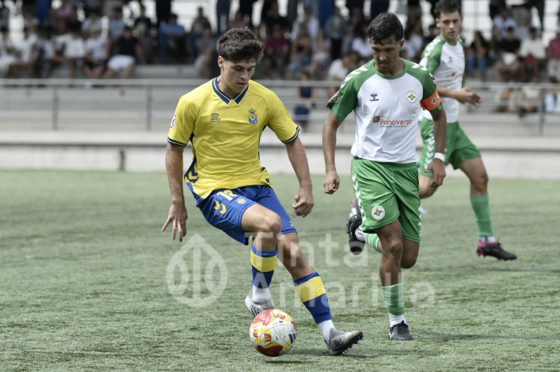 Fotos: La UD Las Palmas protege su liderato con goleada (7-0)