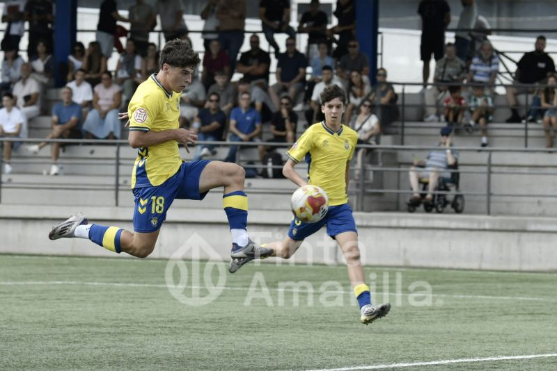 Fotos: La UD Las Palmas protege su liderato con goleada (7-0)
