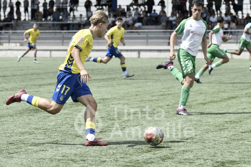 Fotos: La UD Las Palmas protege su liderato con goleada (7-0)