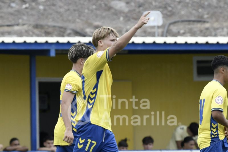 Fotos: La UD Las Palmas protege su liderato con goleada (7-0)