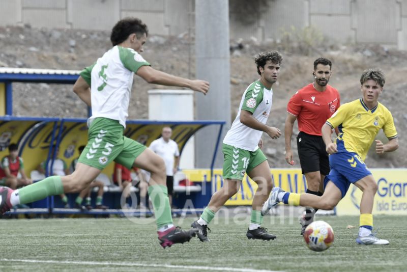 Fotos: La UD Las Palmas protege su liderato con goleada (7-0)