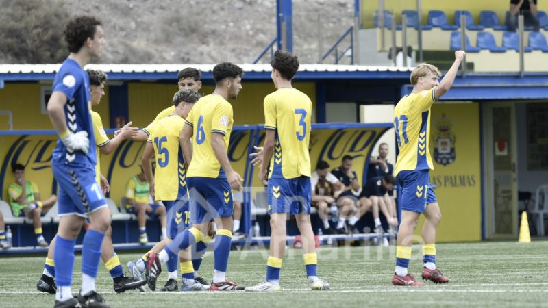 Fotos: La UD Las Palmas protege su liderato con goleada (7-0)