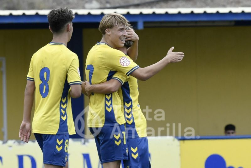Fotos: La UD Las Palmas protege su liderato con goleada (7-0)