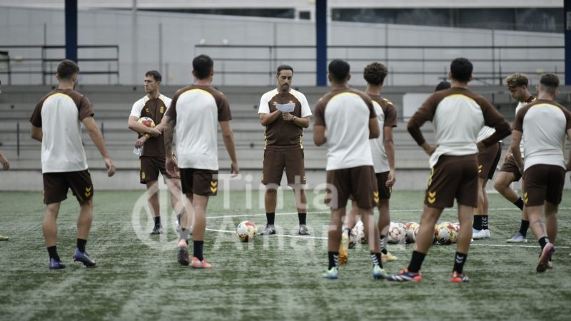 Fotos: El filial prepara un partido con matices especiales para Juanma Marrero