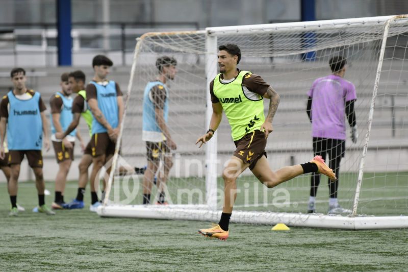 Fotos: El filial prepara un partido con matices especiales para Juanma Marrero