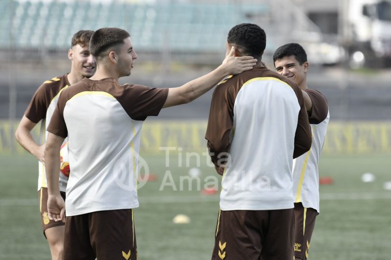 Fotos: Las Palmas C al alza mira de frente a un Telde en apuros