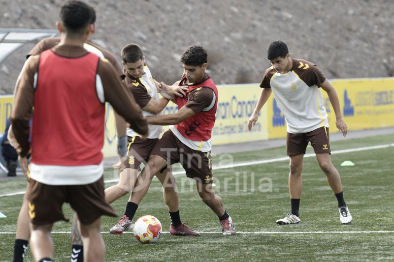 Fotos: Las Palmas C al alza mira de frente a un Telde en apuros