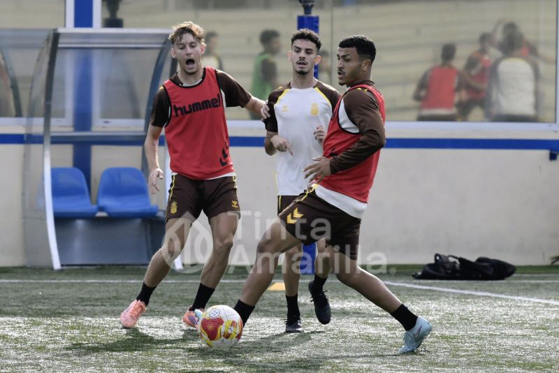 Fotos: Las Palmas C al alza mira de frente a un Telde en apuros