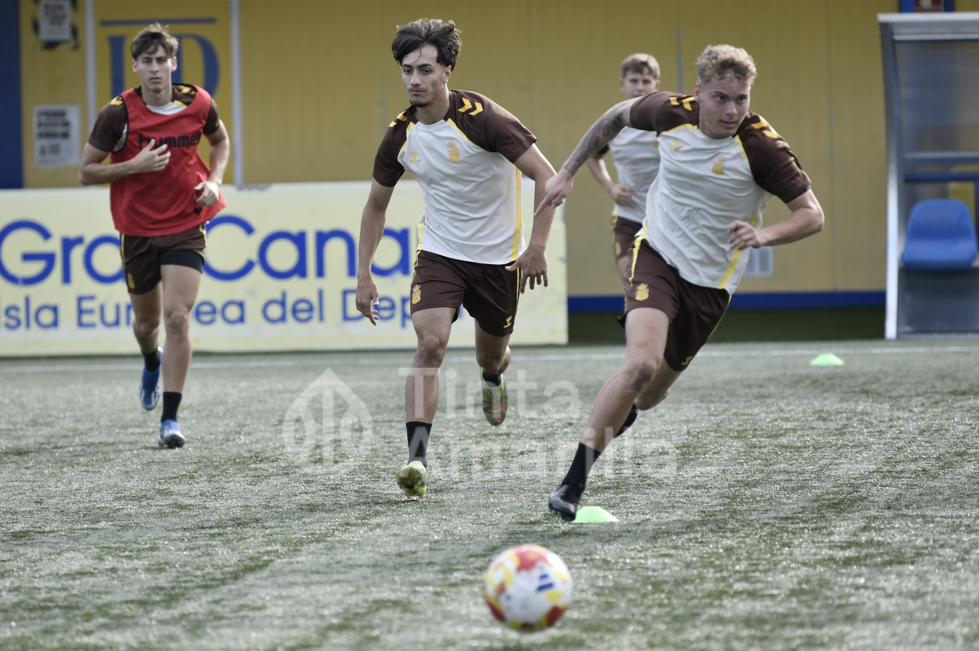 Fotos: Las Palmas C al alza mira de frente a un Telde en apuros